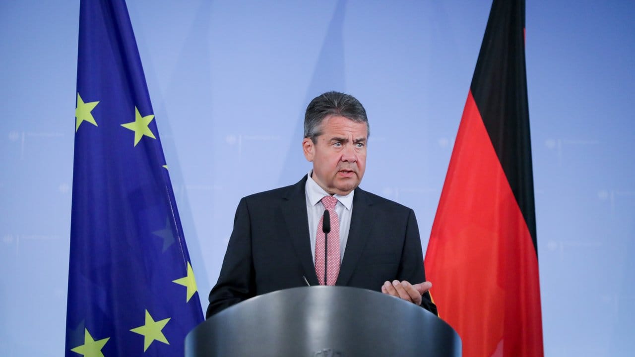 Außenminister Gabriel spricht in Berlin im Auswärtigen Amt anlässlich der diplomatischen Krise zwischen der Türkei und Deutschland.