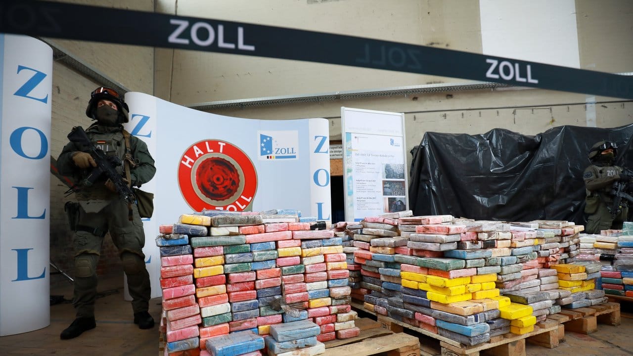 3,8 Tonnen Kokain - einen Drogenfund von mehreren Tonnen hatten Fahnder in Deutschland zuvor noch nicht gemacht.