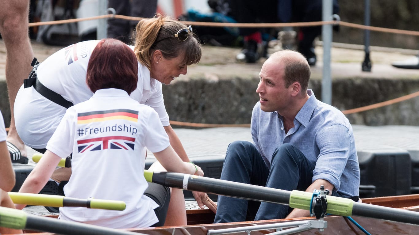 Prinz William sucht das Gespräch mit den Sportlerinnen.