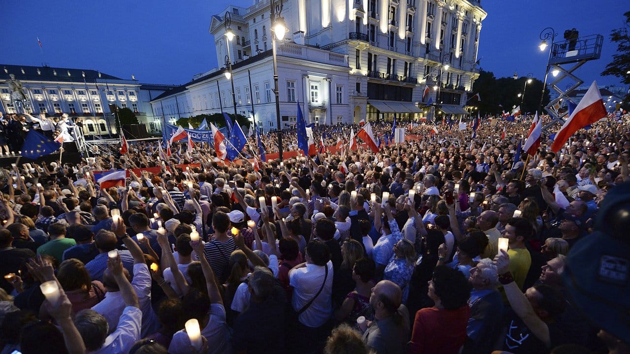 Zehntausende Menschen haben sich vor dem Präsidentenpalast in Warschau versammelt um gegen die umstrittene Justizreform zu protestieren.