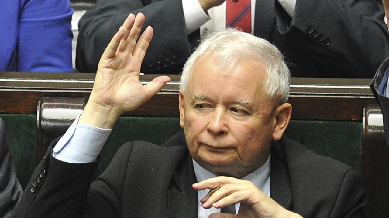 Der Vorsitzende der polnischen Regierungspartei Recht und Gerechtigkeit (PiS), Jaroslaw Kaczynski, stimmt im polnischen Parlament in Warschau für die umstrittene Justizreform.