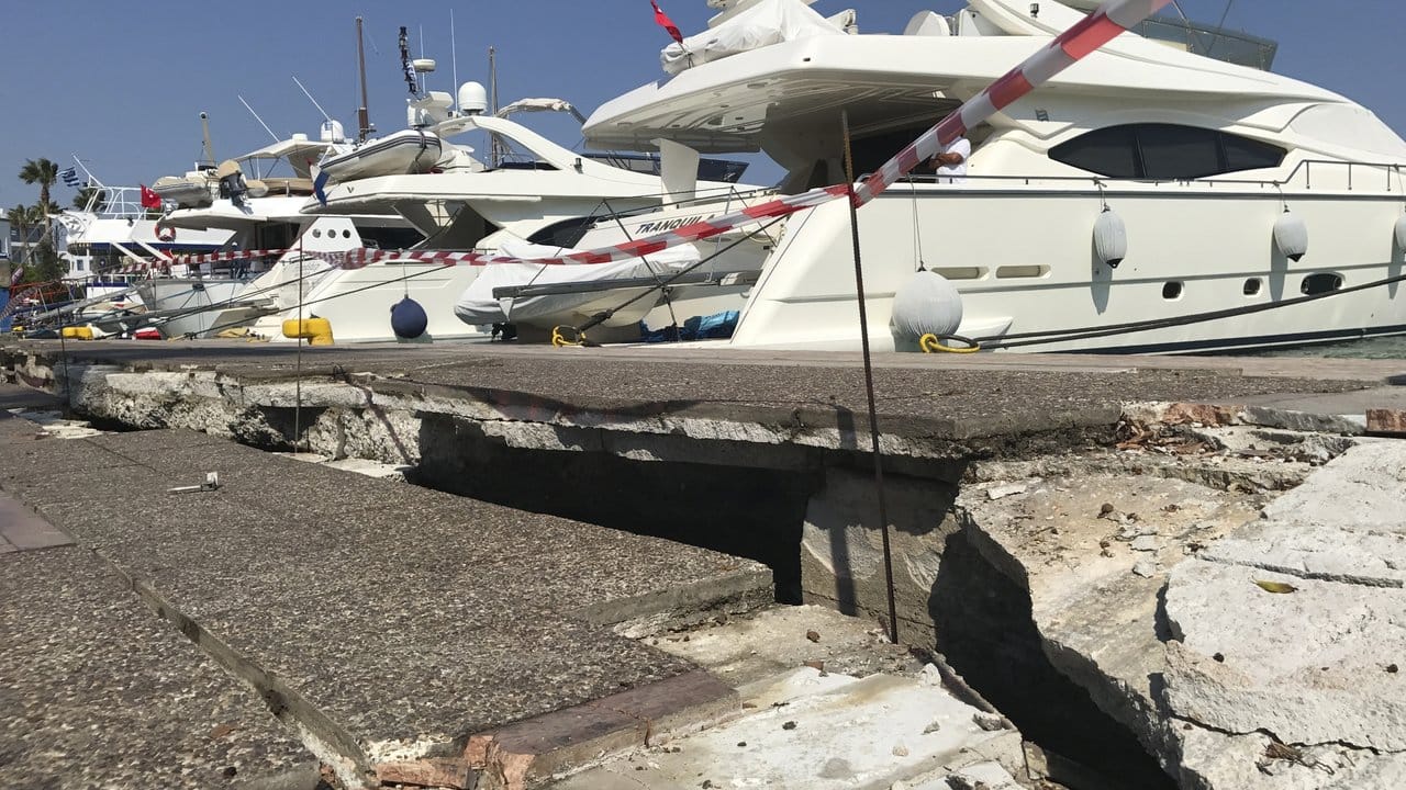 Der Yachthafen der Inselhauptstadt Kos wurde von einer kleinen Tsunami-Welle getroffen, Gebäudemauern zeigen Risse oder stürzten ein.