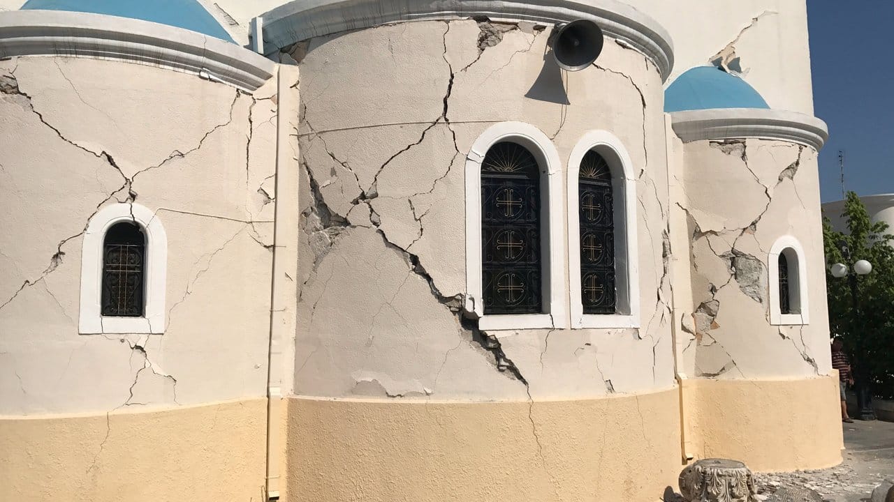 Das Seebeben verursachte Risse an der Fassade dieser Kirche auf Kos.