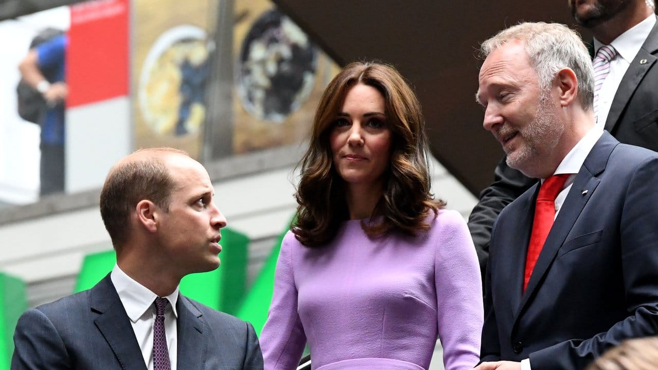 Prinz William und Herzogin Kate sind in Berlin auf dem Weg zum Bahnsteig.