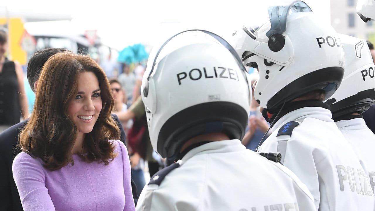 Safety first: Herzogin Kate begrüßt vor dem Hauptbahnhof in Berlin Polizisten.