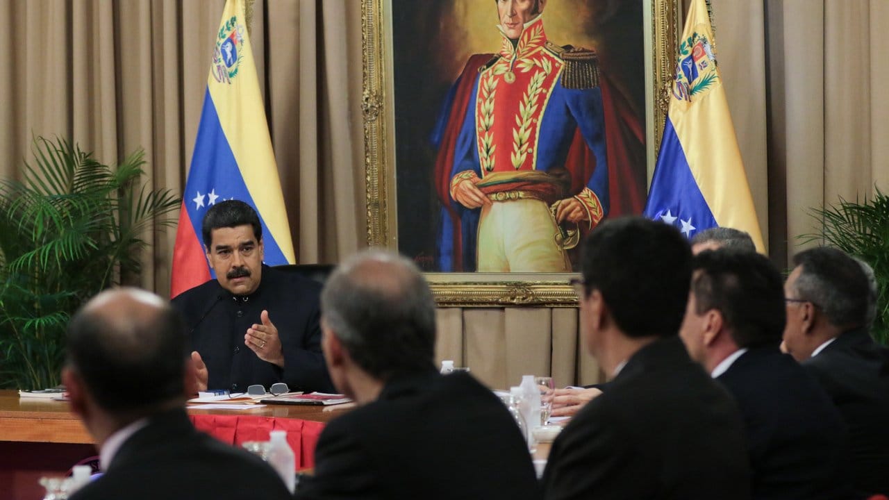 Venezuelas Präsident Nicolas Maduro spricht in Caracas mit ausländischen Medien.