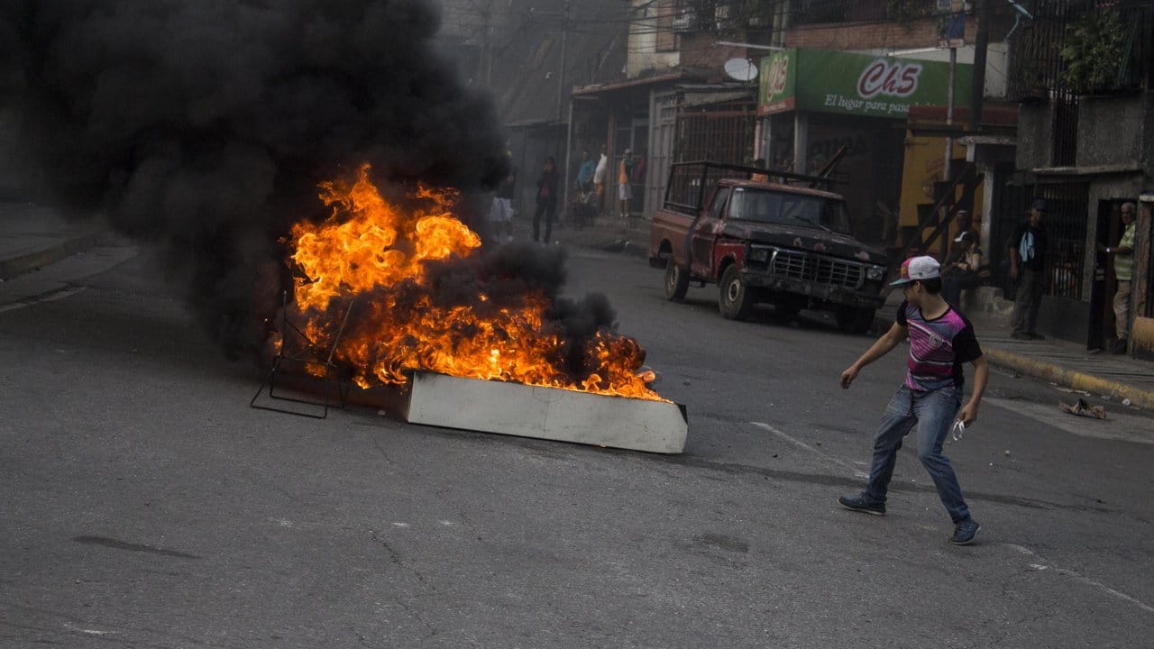 Die Opposition in Venezuela erhöht mit einem Generalstreik den Druck auf Präsident Maduro.