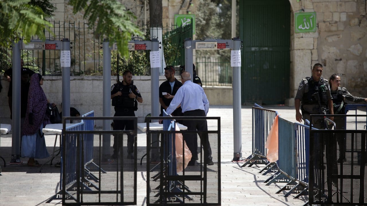 Sicherheitsschleuse mit Metall-Detektoren am Tempelberg in Jerusalem.