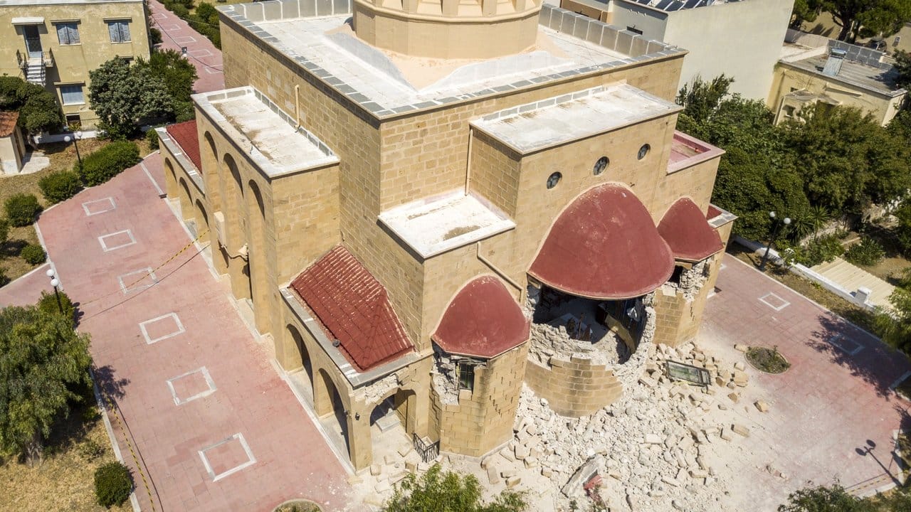 Schäden an einer Griechisch-orthodoxe Kirche sind auf Kos nach einem starken Erdbeben zu sehen.