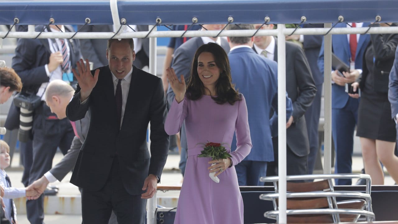 Prinz William und Herzogin Kate auf einer Barkasse auf der Elbe.