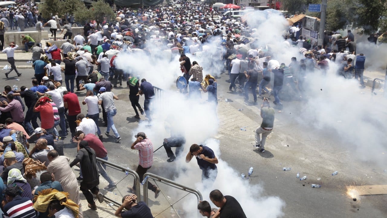 Palästinenser flüchten nahe der Jerusalemer Altstadt vor Tränengas-Schwaden der israelischen Polizei.