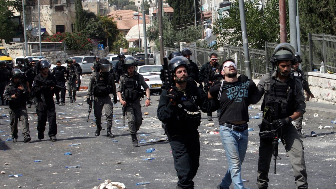Israelische Grenzpolizisten in Jerusalem einen Palästinenser fest.
