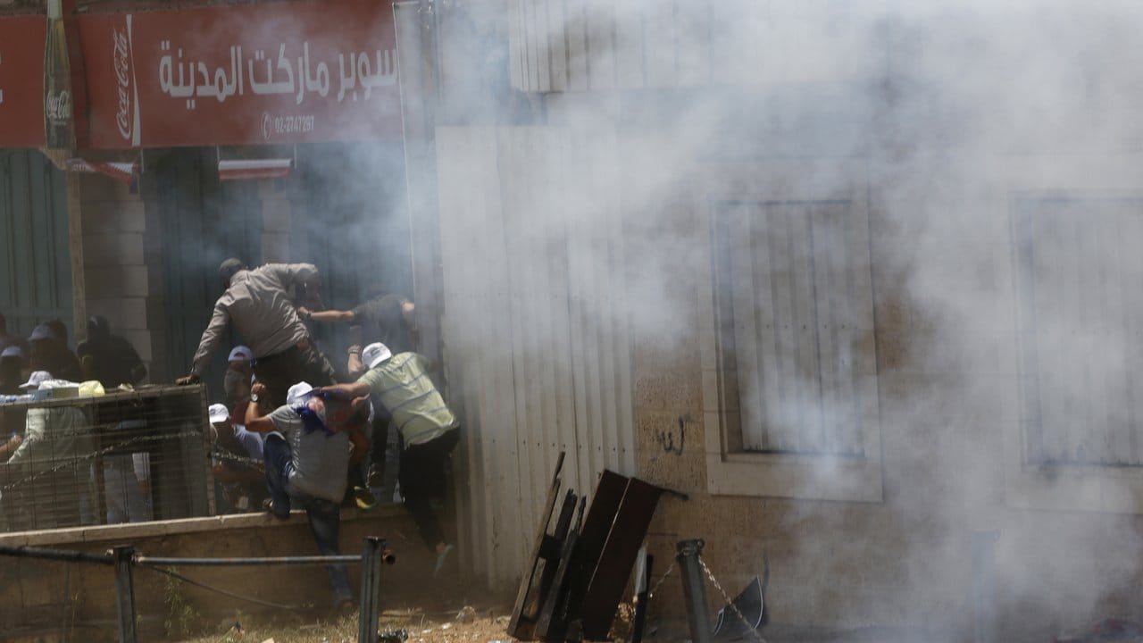 Flucht vor dem Tränengas: Palästinensische Demonstranten bringen sich bei Unruhen in Bethlehem in Sicherheit.
