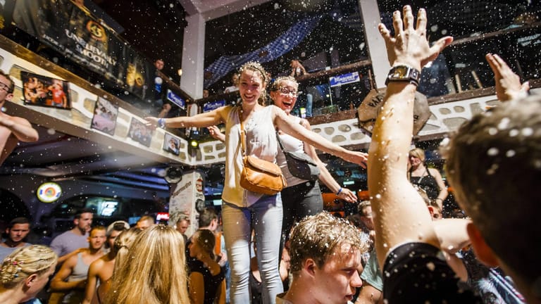 Junge Urlauber feiern in der Disko "Partystadl Zum Roten Pferd" am Goldstrand in Bulgarien.