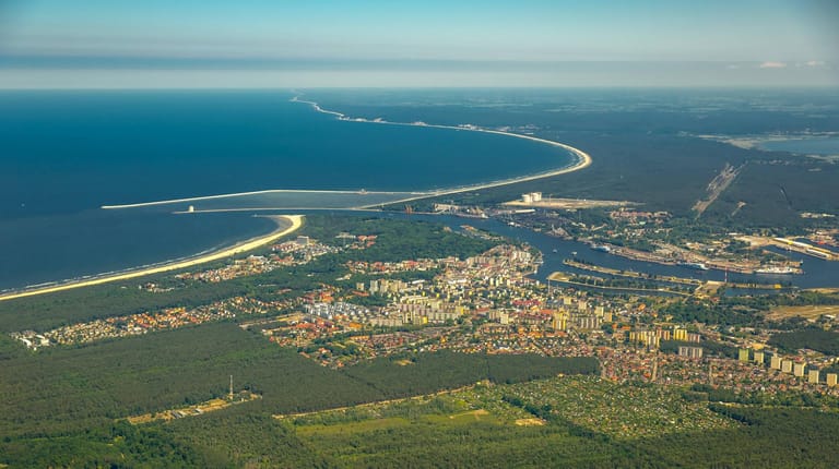 Luftaufnahme von 2016 über die Ostseeküste und das polnische Swinemünde.
