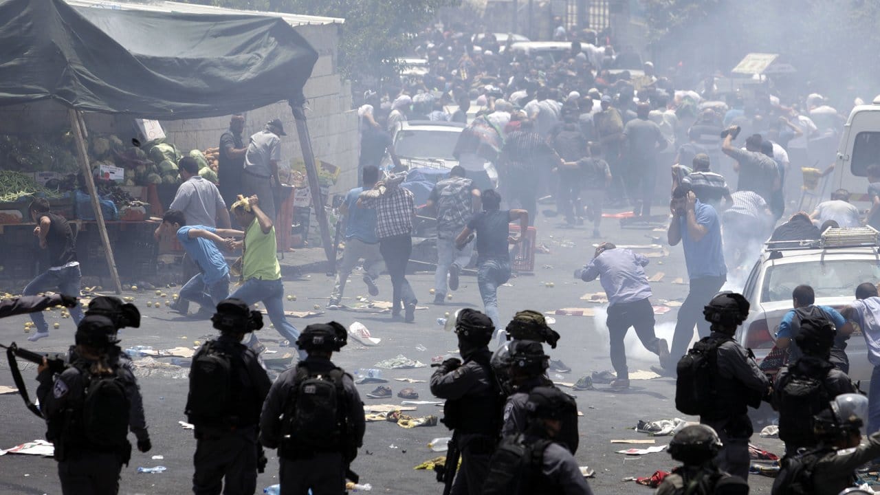 Konfrontation zwischen palästinensischen Demonstranten und israelischen Soldaten in Jerusalem.