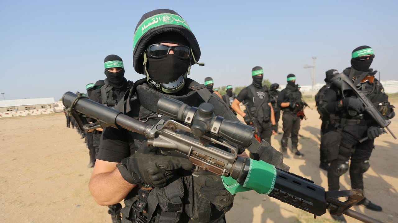 Bewaffnete Anhänger der Hamas protestieren in Gaza-Stadt gegen die von Israel aufgebauten Metalldetektoren am Eingang zur Al-Aksa-Moschee am Jerusalemer Tempelberg.