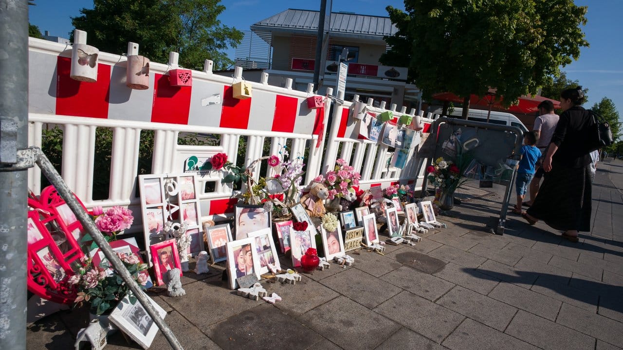 Bilder, Briefe und Blumen in der Nähe des Olympia-Einkaufszentrum (OEZ) in Gedenken an die Opfer des Amoklaufes vor einem Jahr.