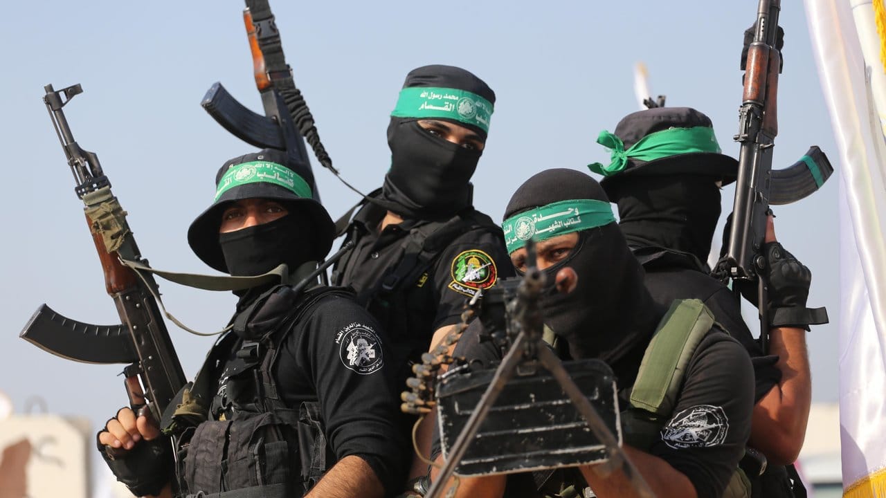 Bewaffnete Anhänger der Hamas protestieren in Gaza-Stadt gegen die von Israel aufgebauten Metalldetektoren am Eingang zur Al-Aksa-Moschee am Jerusalemer Tempelberg.