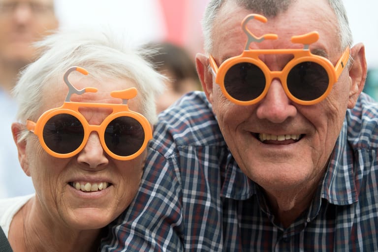 Diese niederländischen Fans bringen ihre Tour-Begeisterung durch kuriose Brillengestelle zum Ausdruck – natürlich in orange.