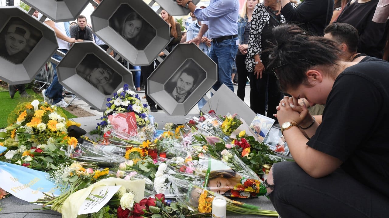 Wenn die Worte fehlen: Stilles Verharren vor dem Mahnmal für den Münchner Amoklauf.