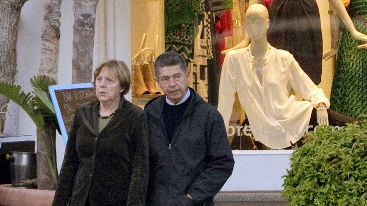 Bundeskanzlerin Angela Merkel und ihr Mann Joachim Sauer 2014 im Urlaub in Ischia (Italien).