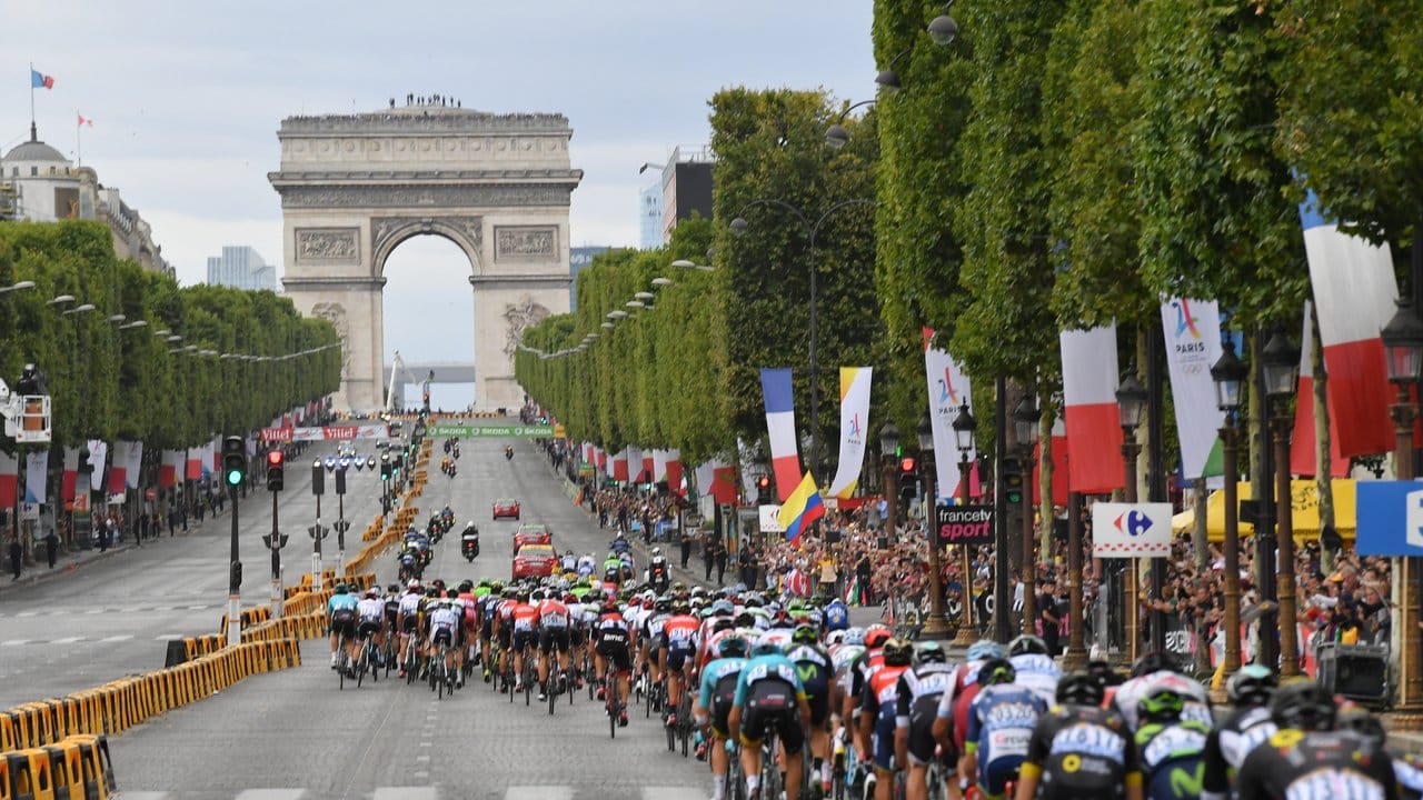 Wieder einmal endet die Tour de France auf der Prachtstraße in Paris, den Champs Élysées.