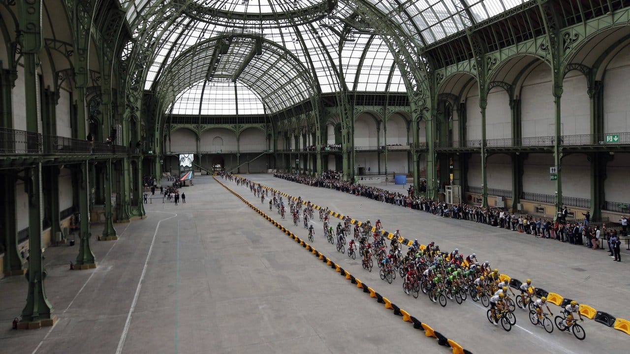 Ein Highlight der finalen Etappe der Tour de France 2017 war die Fahrt durch den Grand Palais.