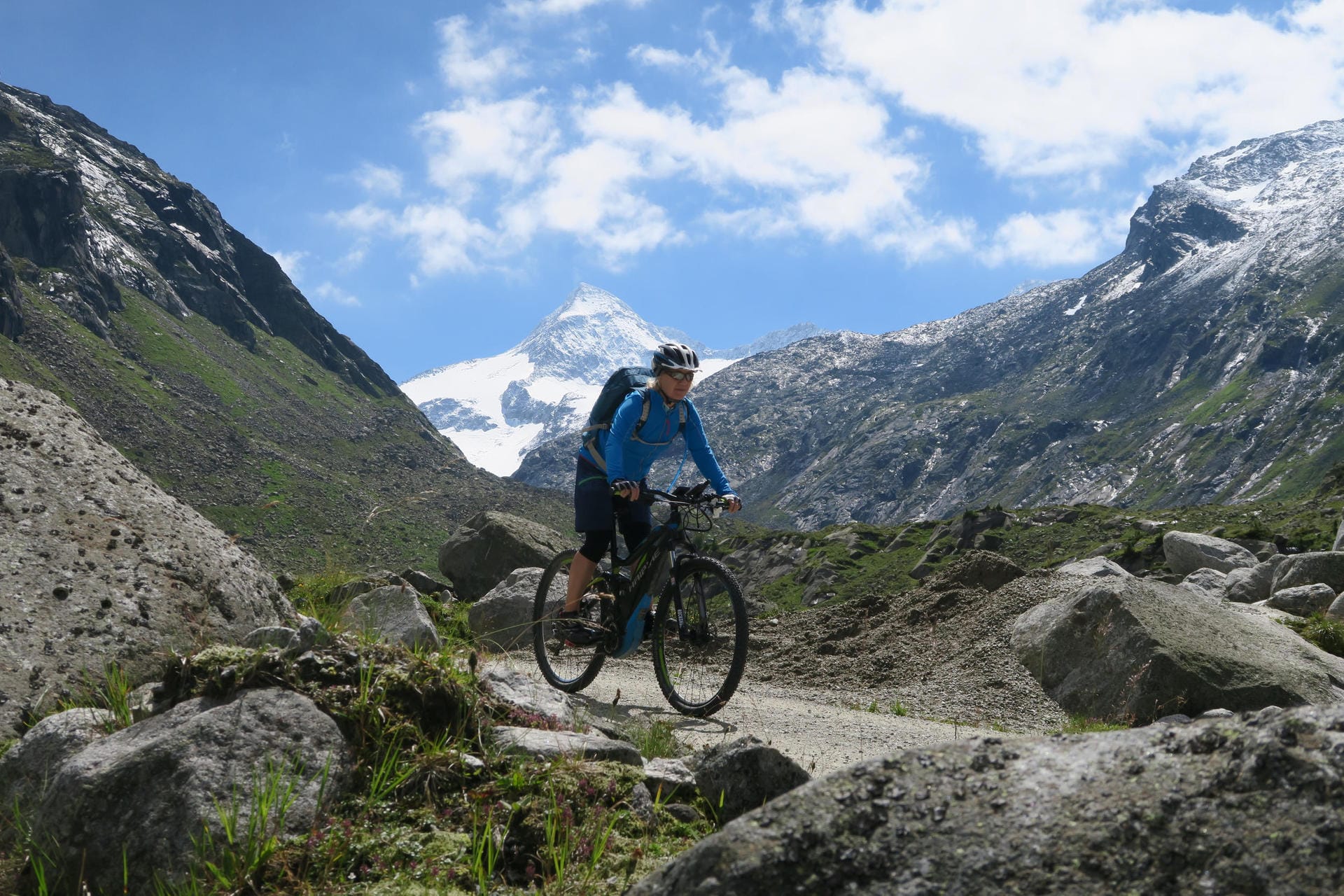Mit dem Fahrrad durch die Alpen gilt bei vielen als Traumroute.