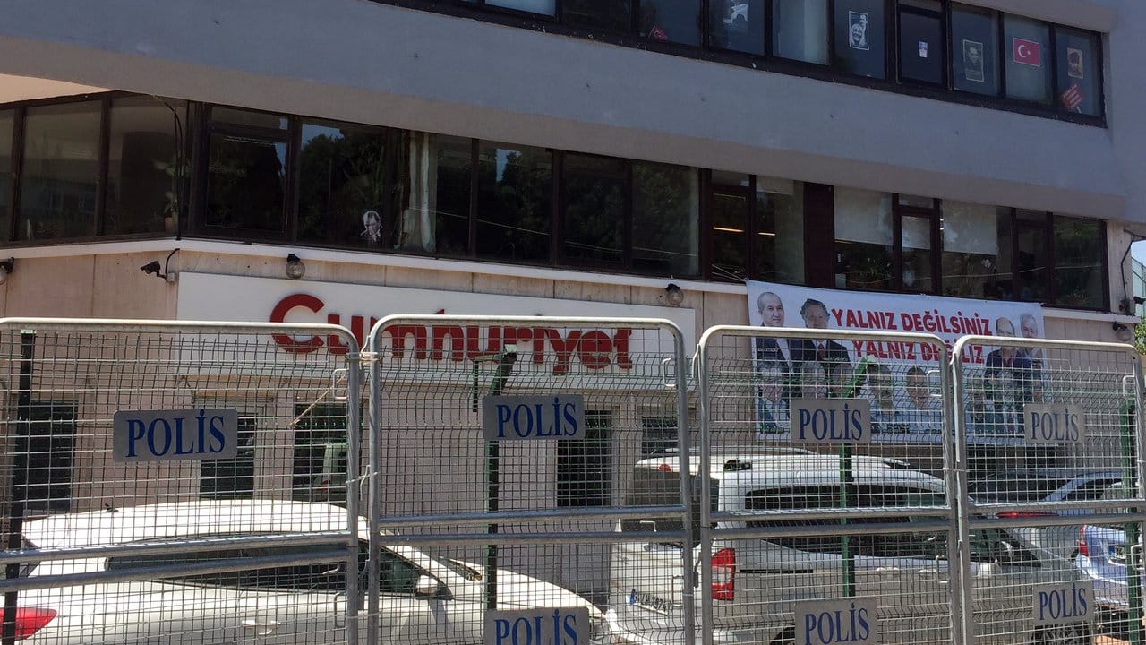 Absperrgitter stehen vor dem Gebäude der regierungskritischen Zeitung "Cumhuriyet" in Istanbul.