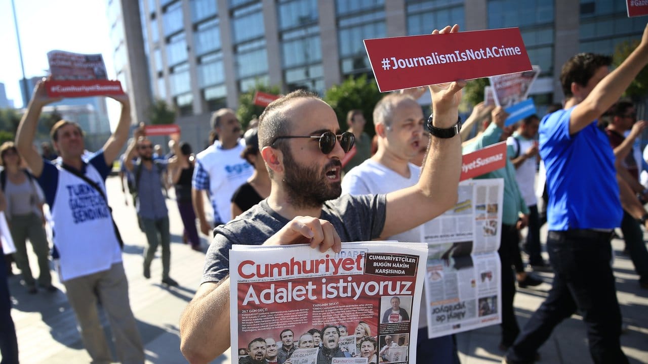 Der Auftakt des "Cumhuriyet"-Prozesses in Istanbul wurde von Protesten begleitet.