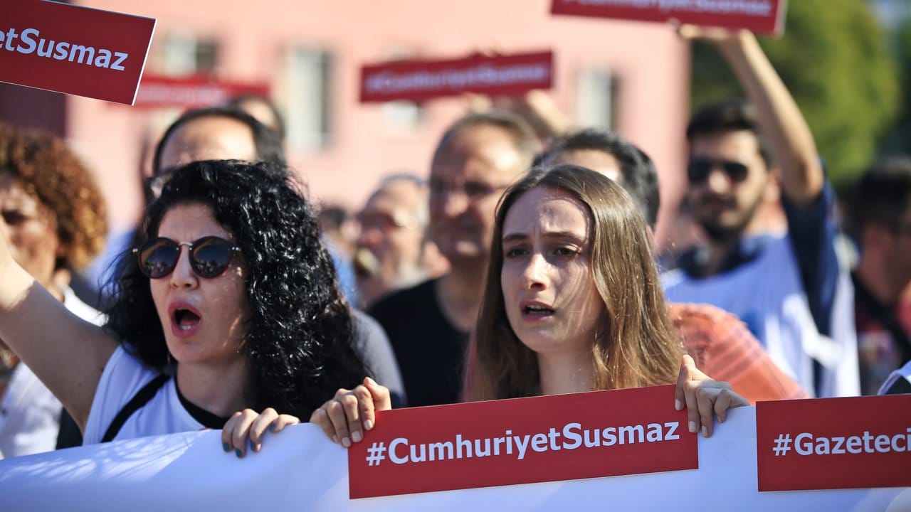 Aktivisten demonstrieren für die Mitarbeiter der "Cumhuriyet".