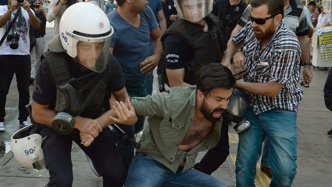 Polizisten halten einen Demonstranten in Ankara fest.