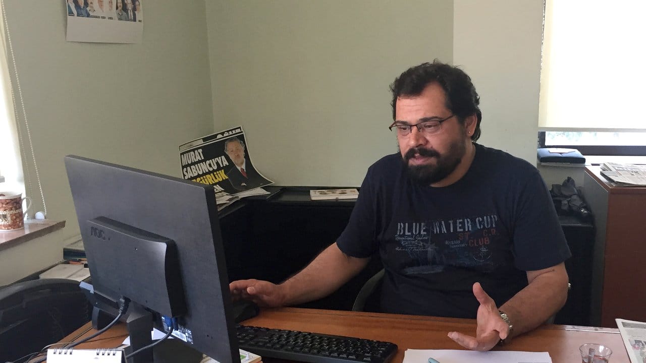 Bülent Özdogan, verantwortlicher Redakteur der "Cumhuriyet" in seinem Büro in Istanbul.