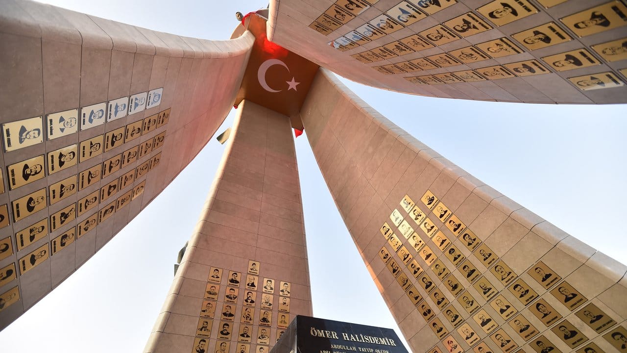 Mahnende Erinnerung der Regierung Erdogan: Das Denkmal in Ankara soll an den gescheiterten Putschversuchs erinnern.