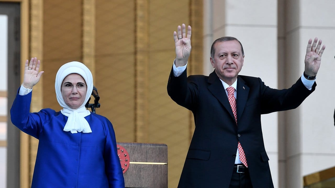 Der türkische Präsident und seine Frau winken ihren Anhängern zur Einweihung eines Denkmals zum Gedenken an die Opfer des gescheiterten Putschversuchs.