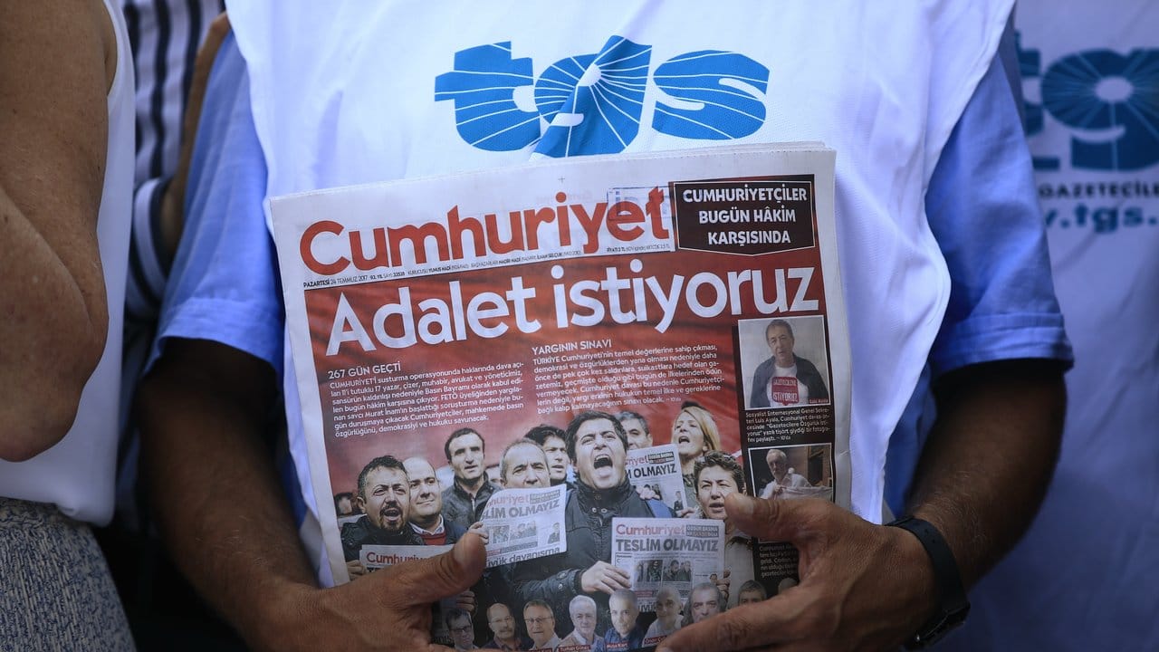 Ein Aktivist mit einer aktuellen Ausgabe der "Cumhuriyet".