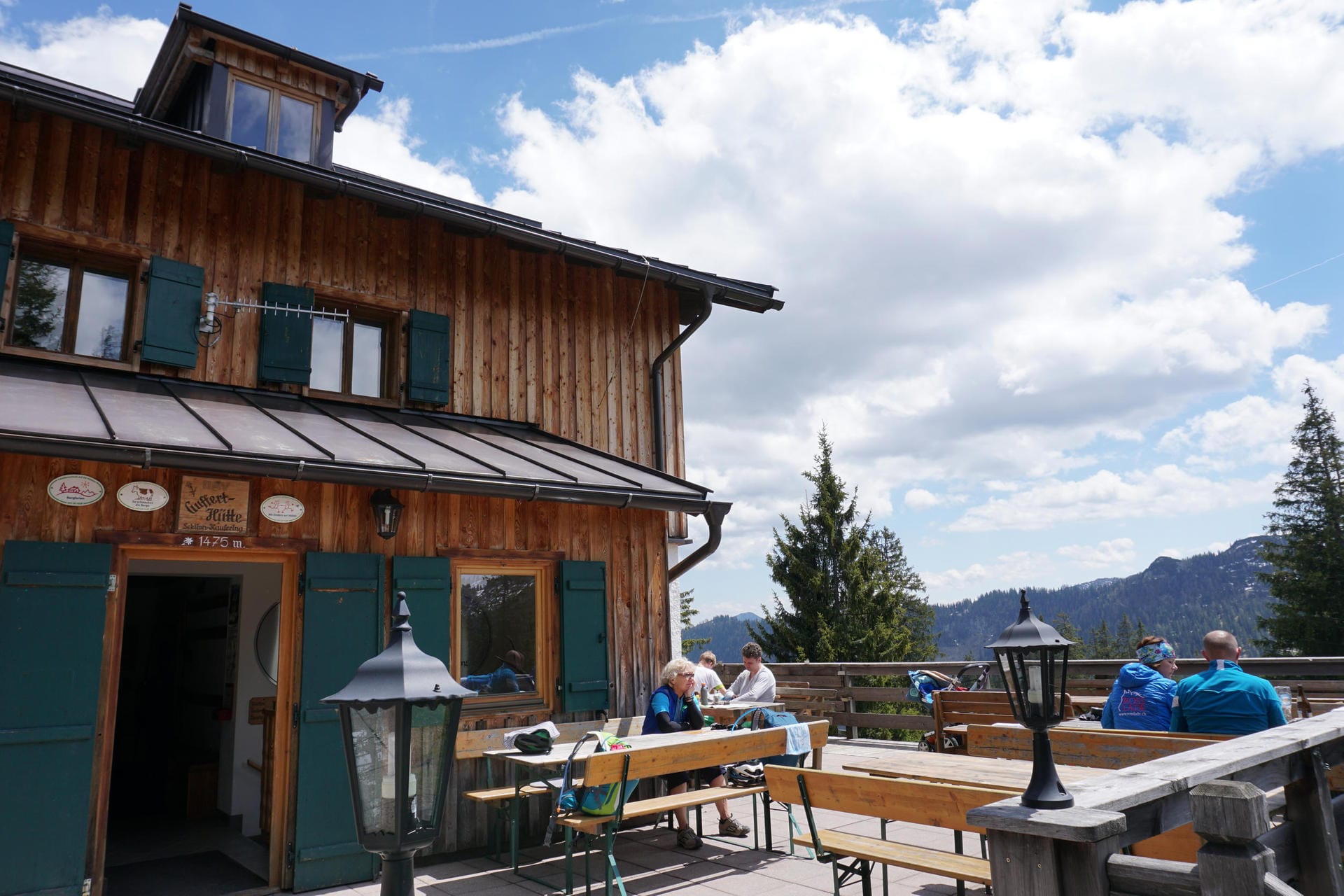 Auf der Gufferthütte (Tirol) entspannt den Ausblick genießen.