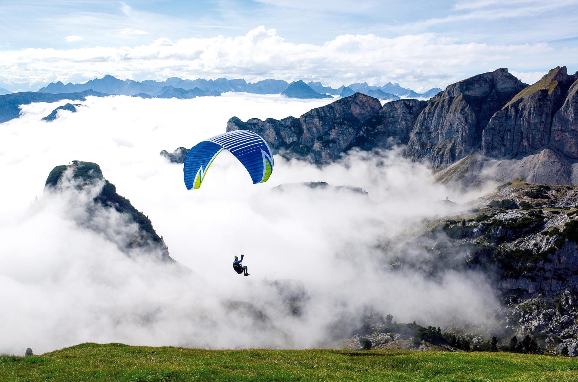 Paragliding am Rofan oberhalb des Gschöllkopfes .