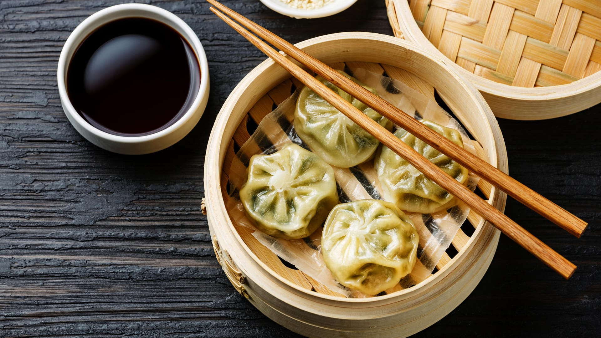 Dim Sum werden traditionell in einem Bambuskörbchen zum Tee serviert. In Hong Kong gibt es sogar spezielle Dim-Sum-Restaurants.