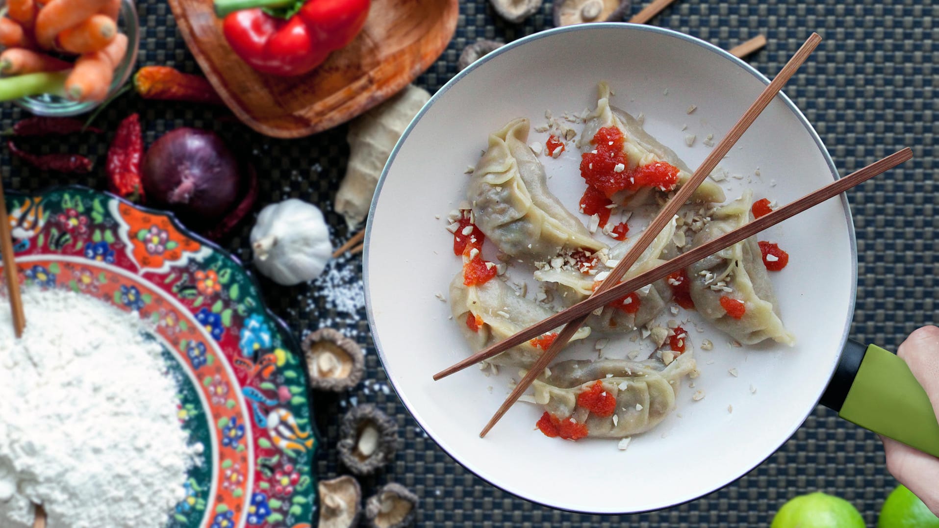 Gyoza sind die japanische Variante von kleinen Teigtaschen. Die Füllung besteht aus Gemüse, Hackfleisch oder Garnelen.