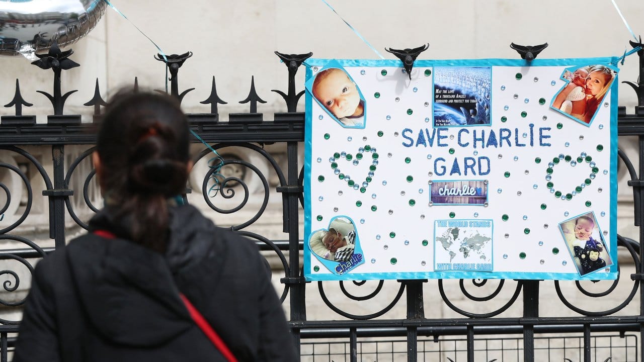 Ein Plakat zur Unterstützung des schwerkranken britischen Babys Charlie.