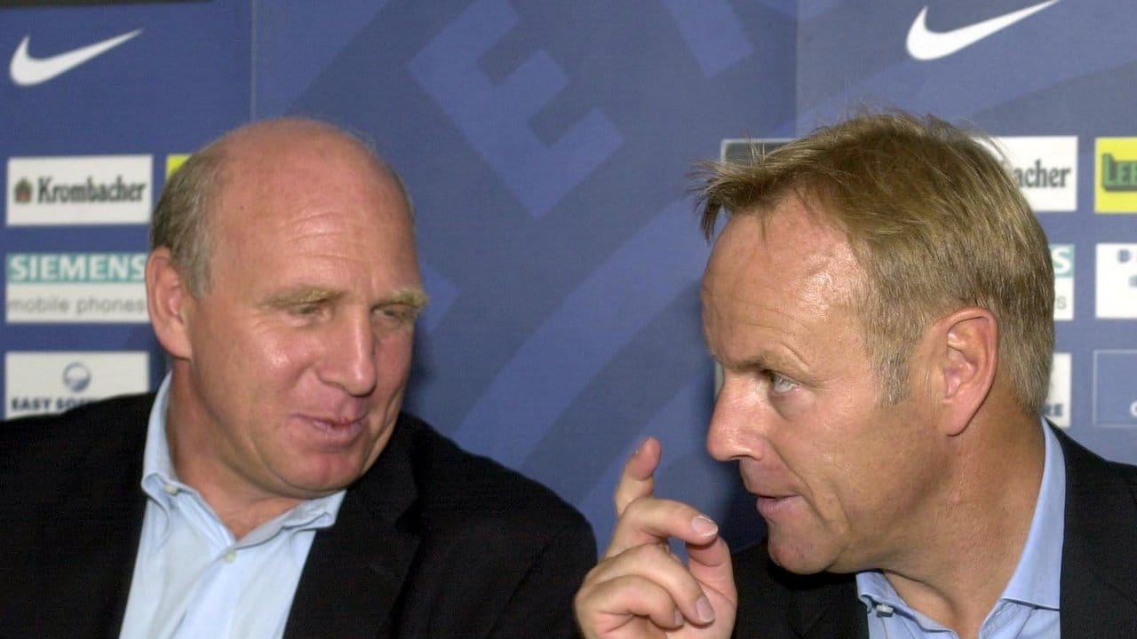 Trainer Jürgen Röber (r) und Manager Dieter Hoeneß prägten eine erfolgreiche Zeit in Berlin.