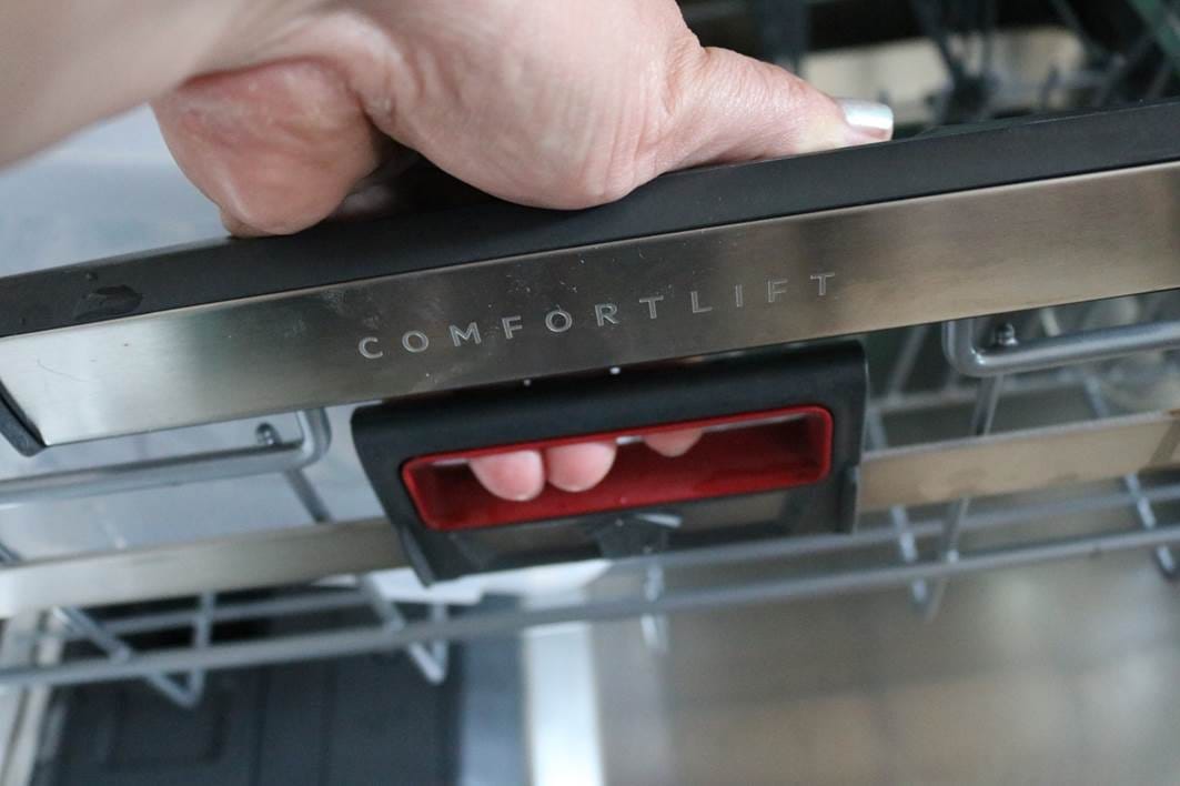 Ganz einfach lässt sich der Comfort Lift mit einem Handgriff herausziehen – mit leichtem Druck lässt er sich eben so leicht wieder nach unten absenken und hineinschieben.