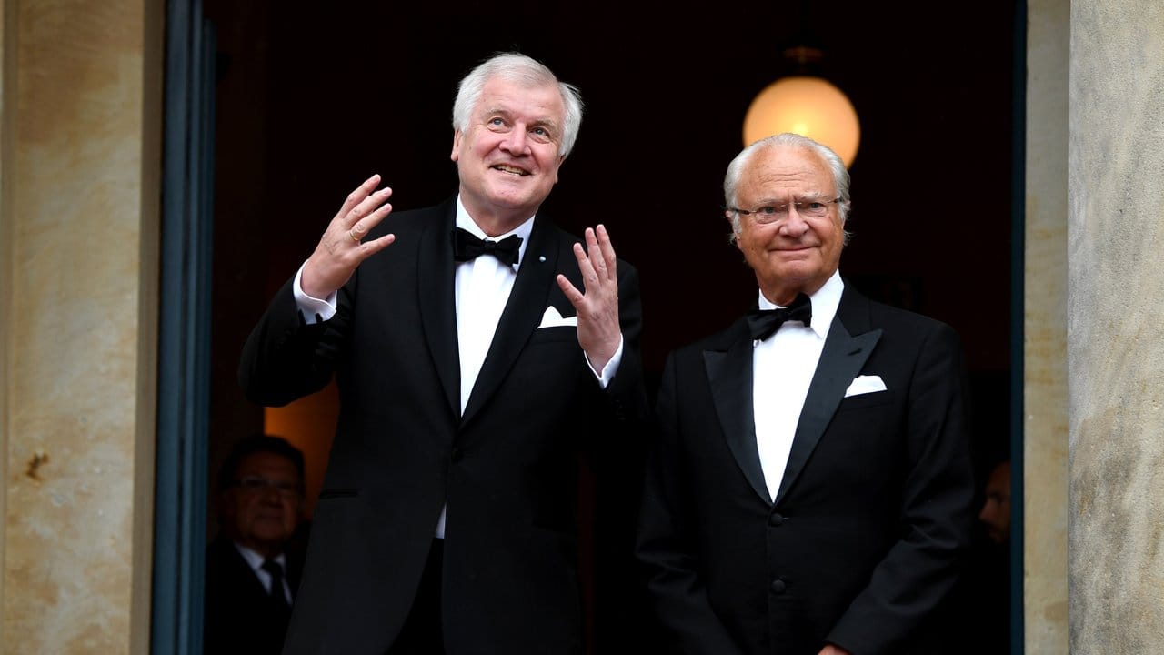 König Gustaf von Schweden (r) und Bayerns Ministerpräsident Horst Seehofer in Bayreuth.