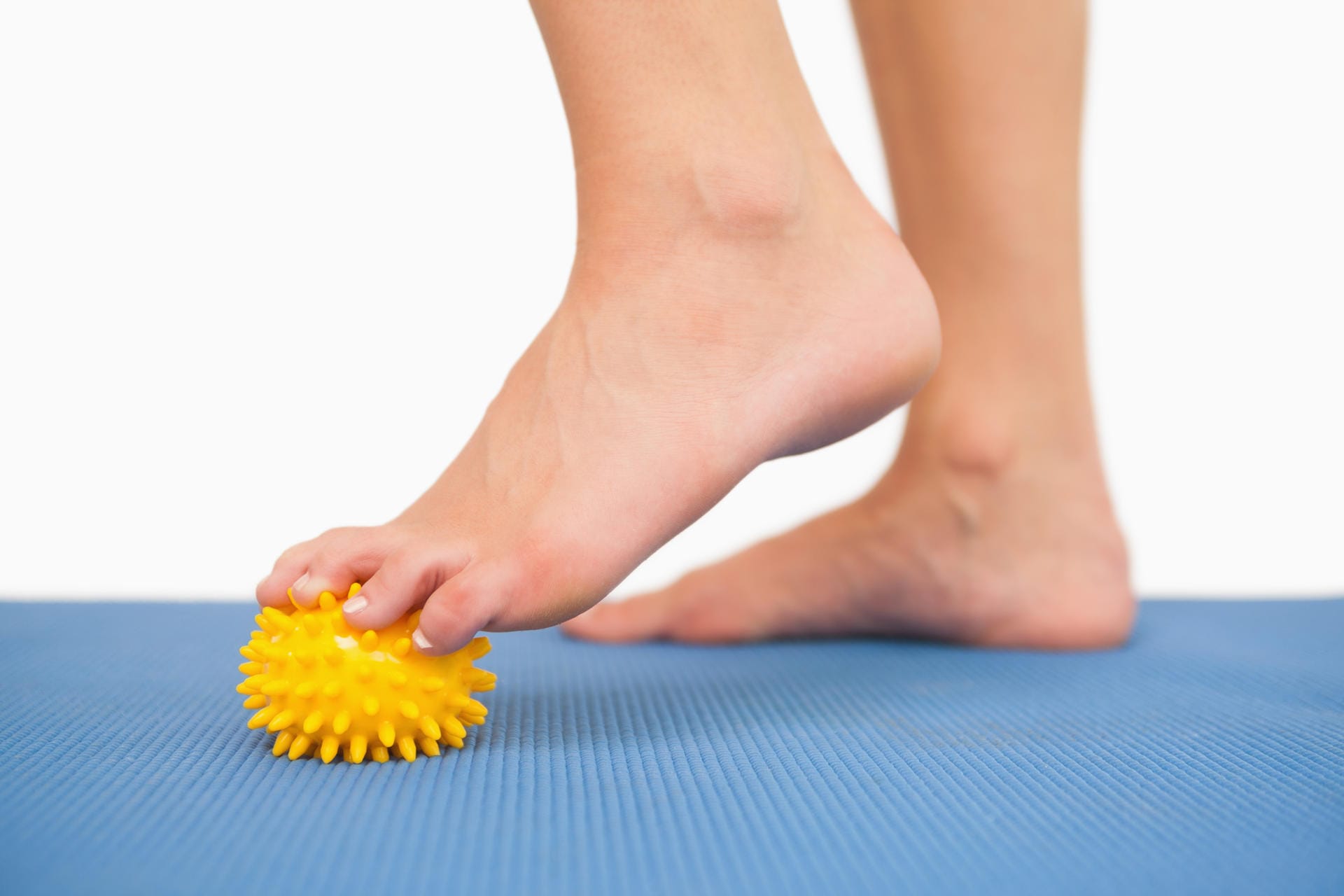 Um den Fuß und seine Muskeln zu kräftigen und die Schmerzen zu lindern, helfen einige Übungen. Rollen Sie Ihren Fuß zum Beispiel von den Zehen bis zur Ferse und wieder zurück über einen Igelball oder einen Tennisball.