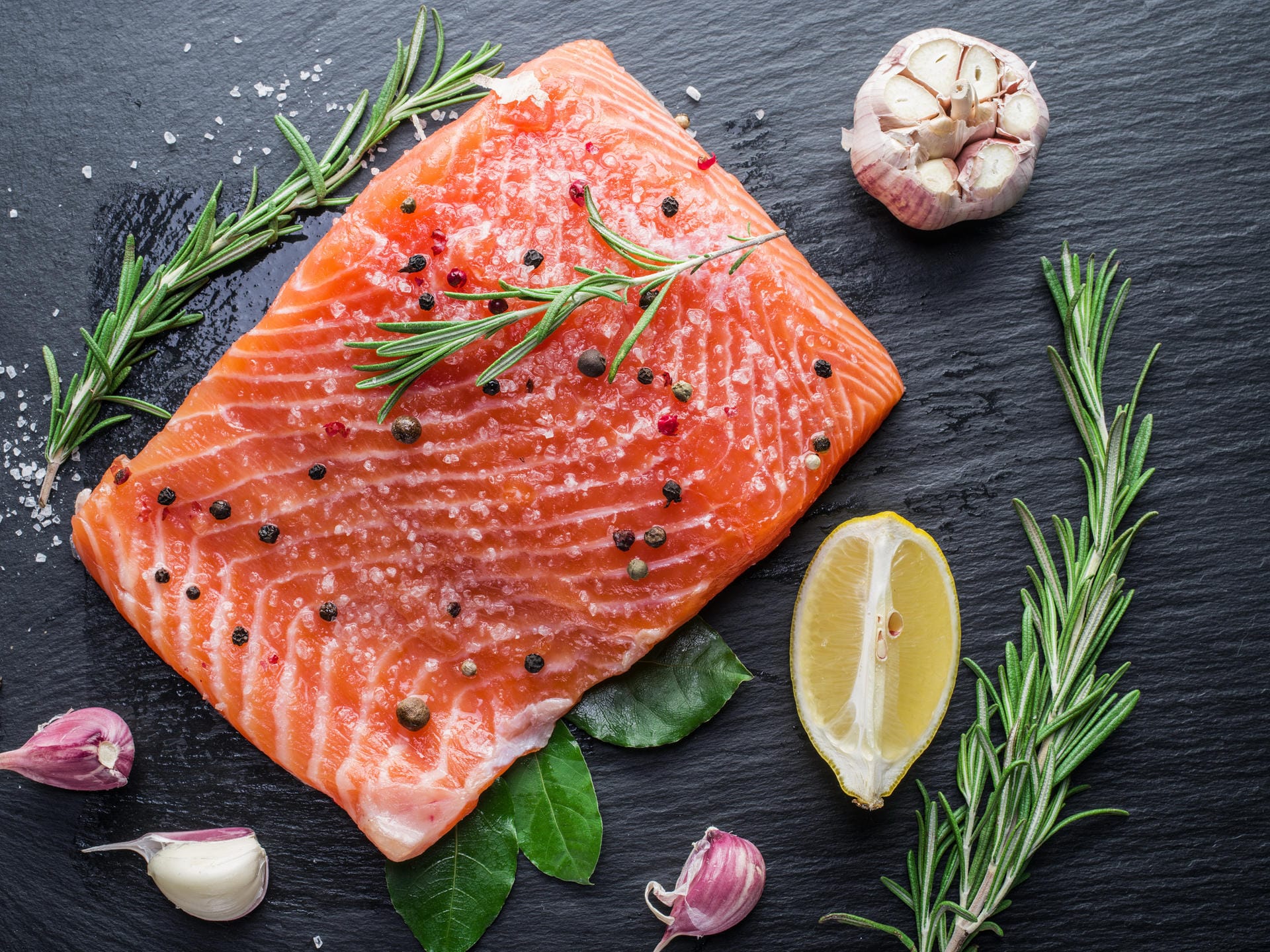 Lebensmittel mit Omega-3-Fettsäuren in den Ernährungsplan integrieren – wie beispielsweise Lachs, Thunfisch, Walnüsse, Chiasamen. Omega-3-Fettsäuren wirken entzündungshemmend und lindern Schmerzen.