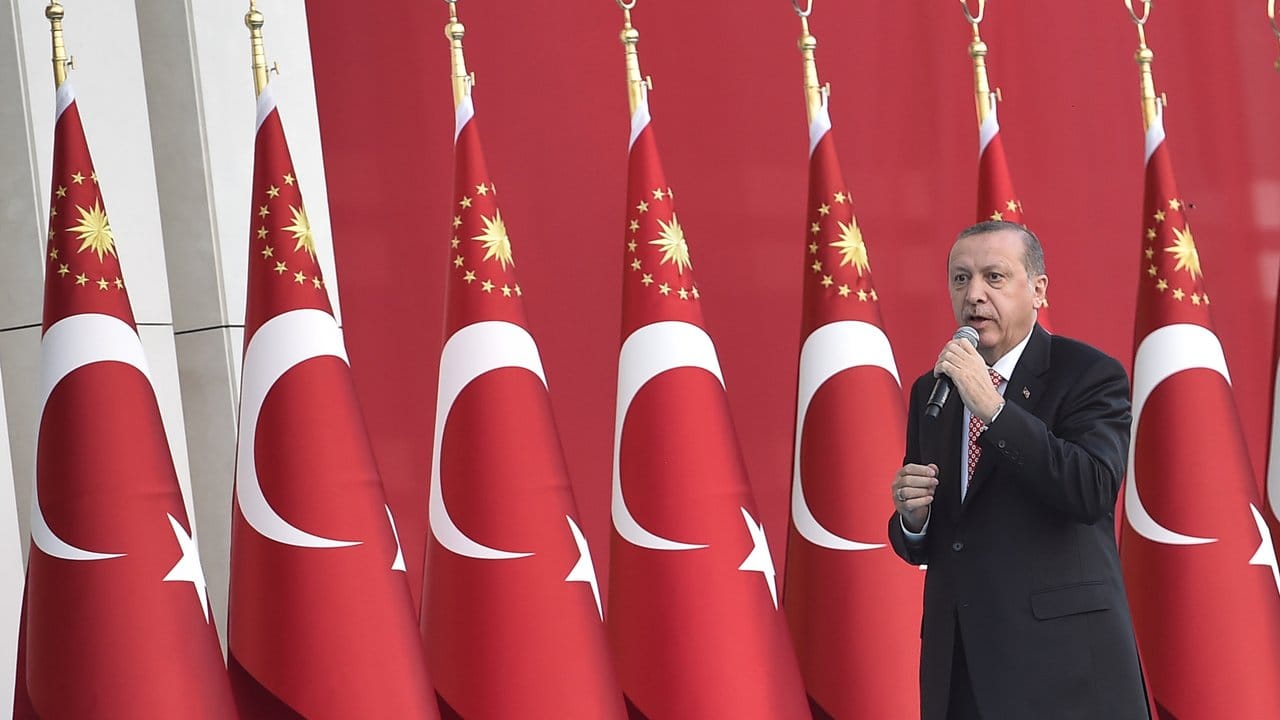 Recep Tayyip Erdogan: "Wenn sie glauben, die Türkei mit Drohungen über Handelssperren zu verängstigen, müssen sie in Kauf nehmen, selber einen viel höheren Preis zu bezahlen.