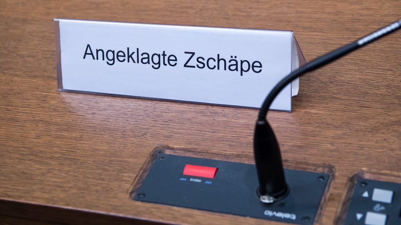 Ein Schild mit der Aufschrift "Angeklagte Zschäpe" steht im Gerichtssaal in München.