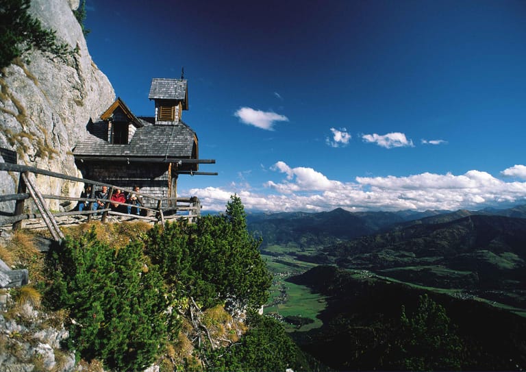 Das Friedenskircherl sitzt auf einem Felsvorsprung am Stoderzinken und ist ein beliebtes Fotomotiv.